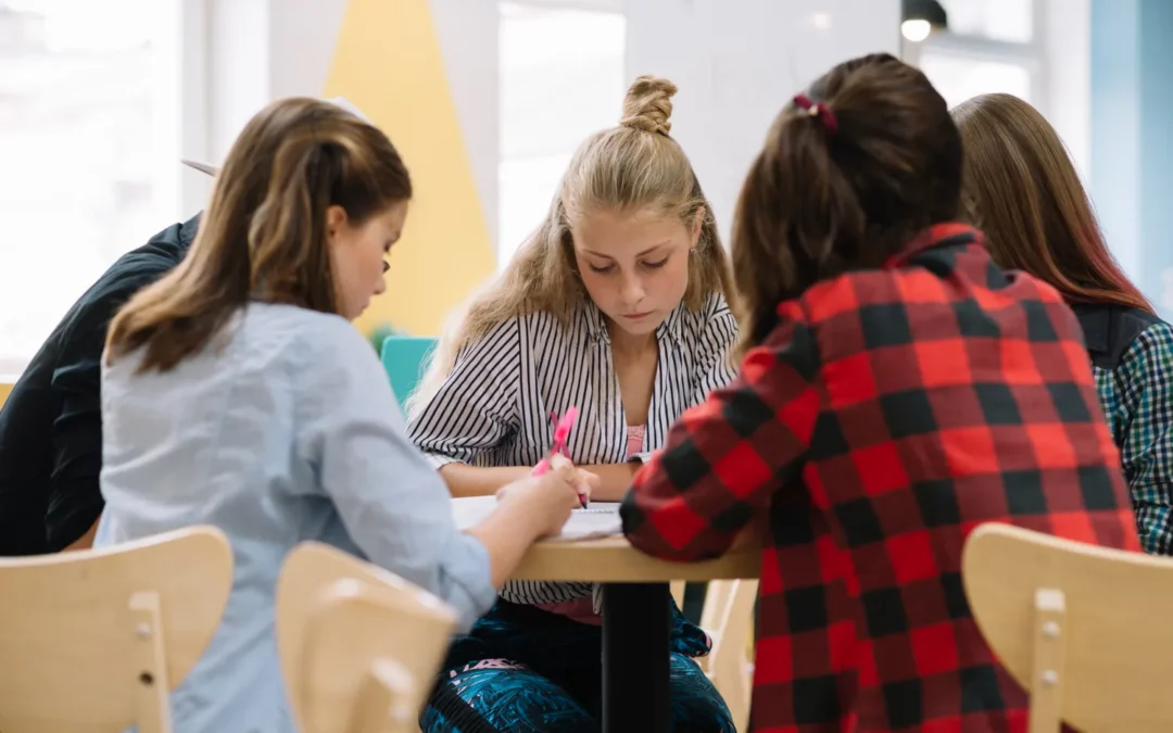 Akceptacja w klasie – jak pomóc dziecku odnaleźć się w grupie?