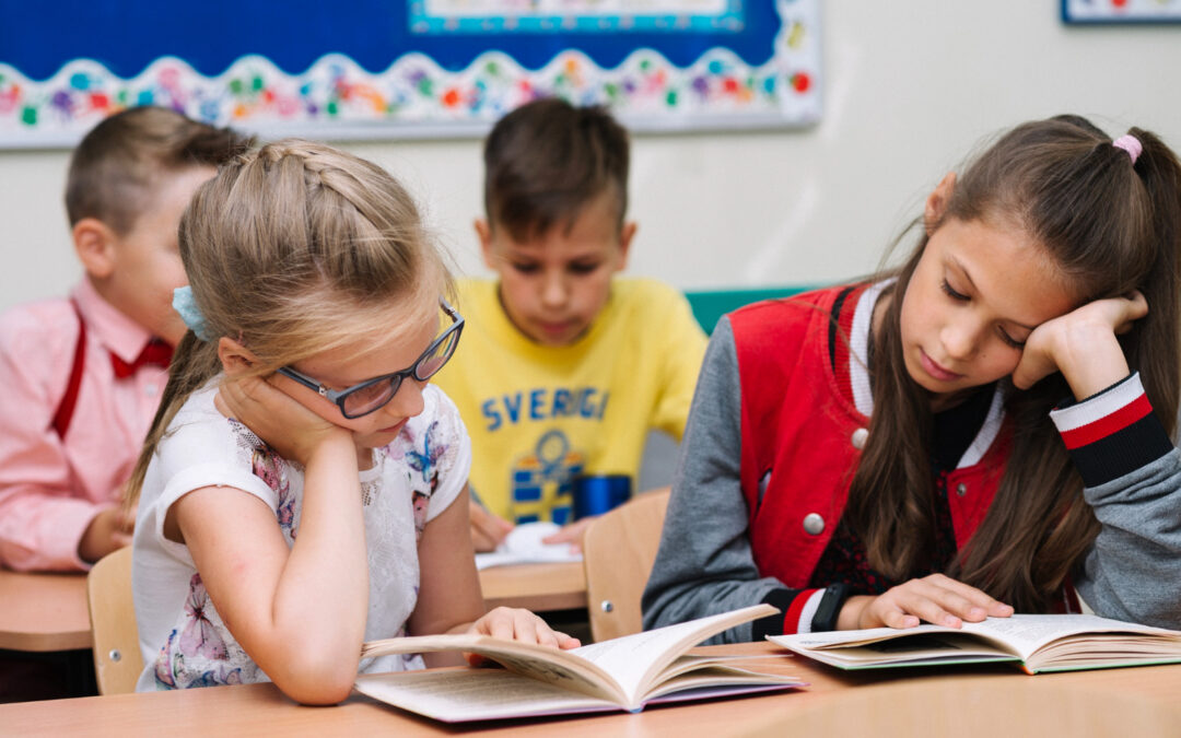 Co daje usprawiedliwienie nieobecności w szkole i pracy? Poradnik 2025